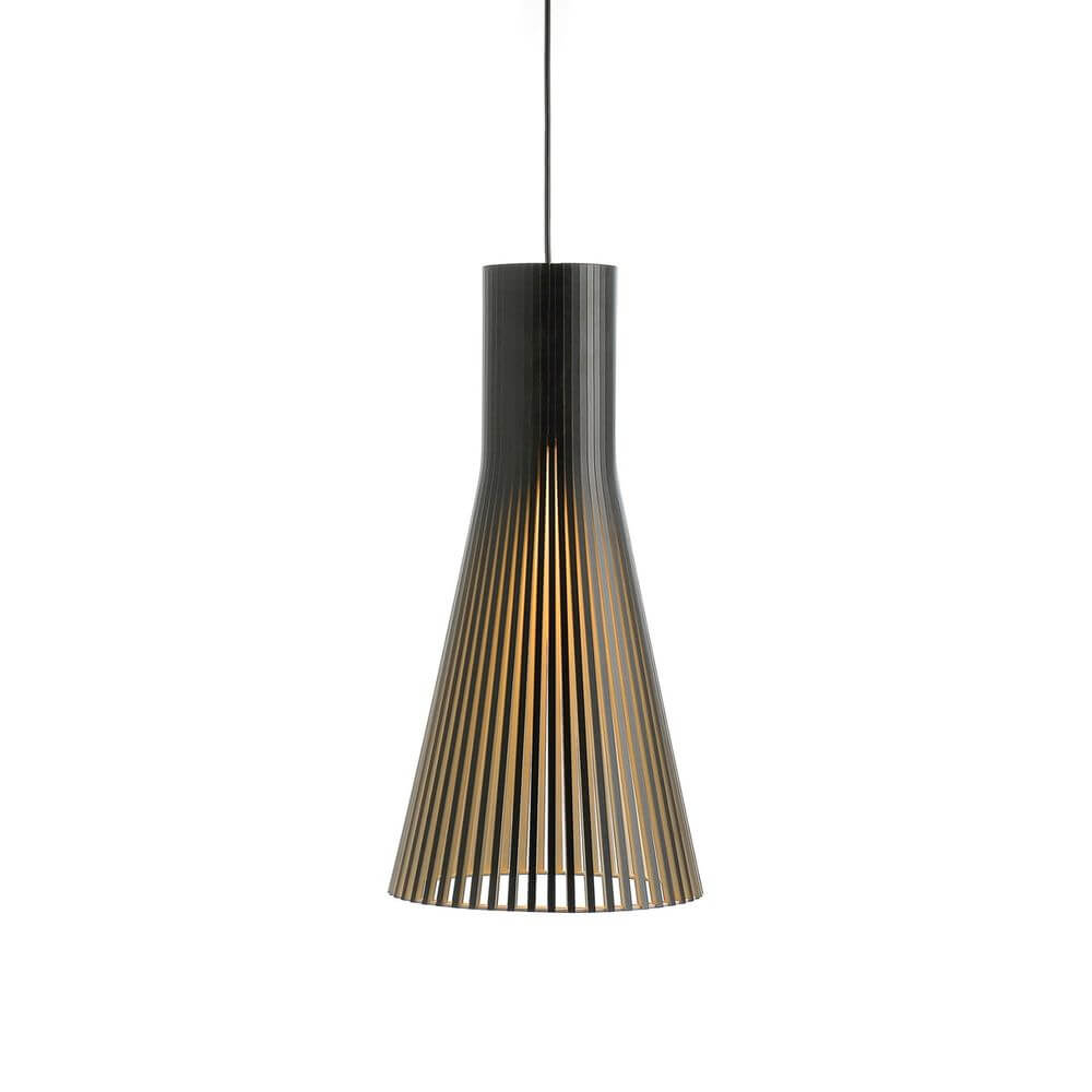 Pendelleuchte Secto Small 4201 aus Holz Ø 25cm in stilvollem Design mit Holzstreifen und sanftem Licht.