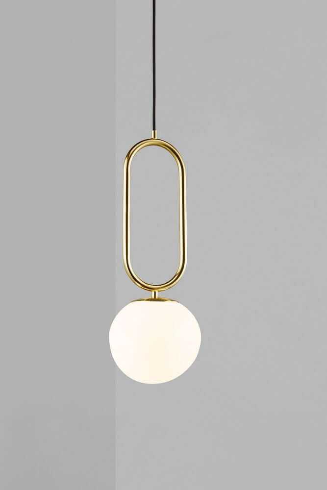 Pendelleuchte Shapes 27 mit opalgläsernem Schirm und glänzendem Messing-Fußteil.