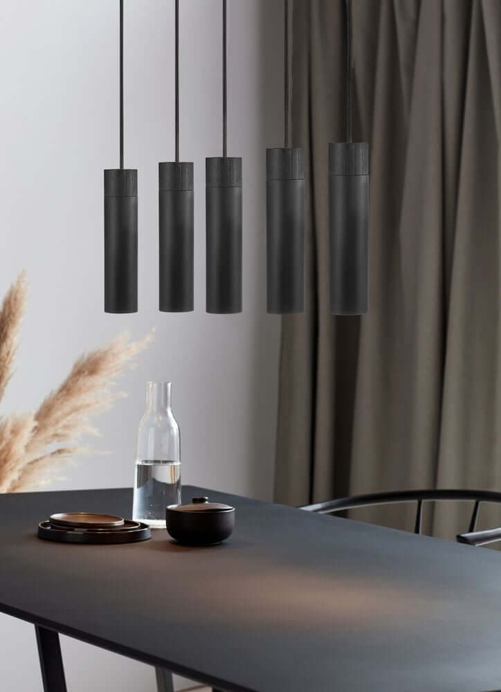 Pendelleuchte Tilo 5-Spot mit schwarzem Metall und minimalistischem Design über einem Esstisch