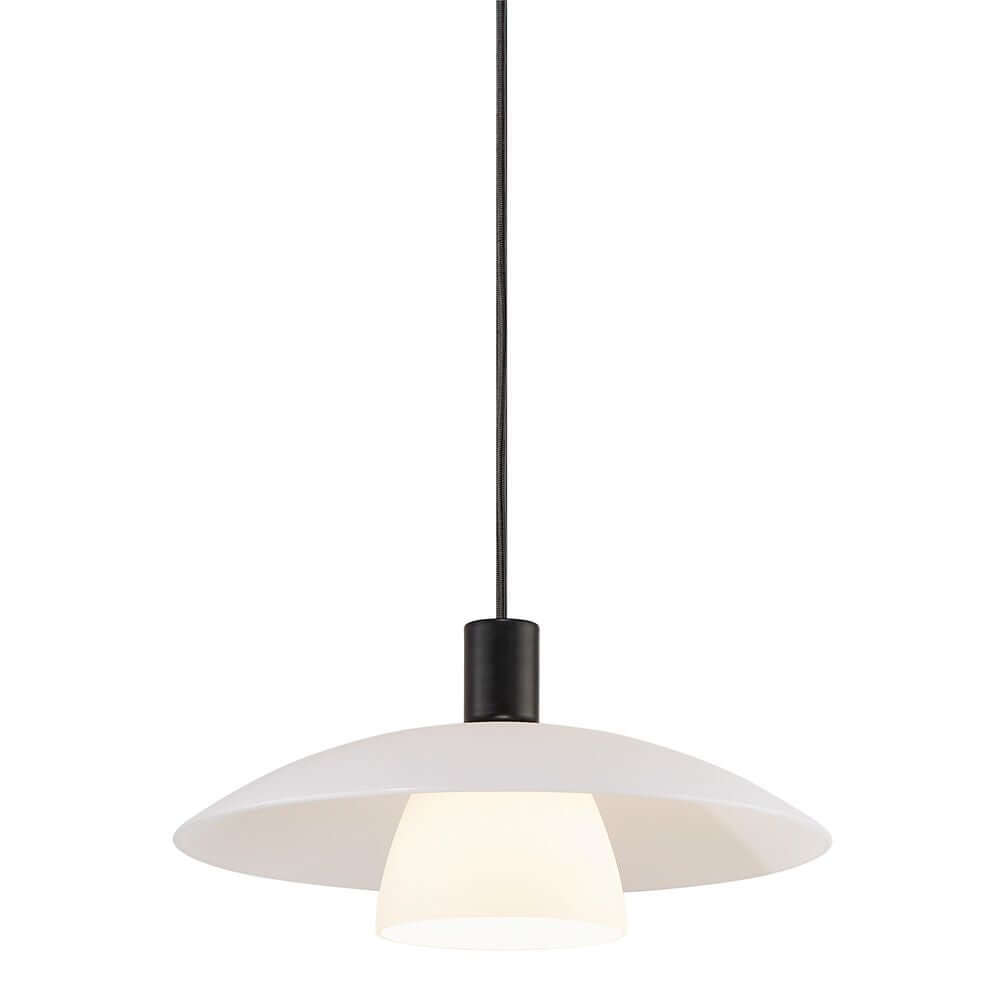 Pendelleuchte Verona im klassischen skandinavischen Design mit weißem Opalglas und mattem schwarzen Metall.