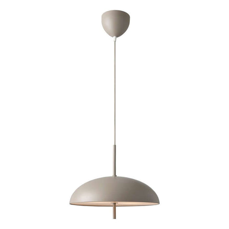 Pendelleuchte Versale 35 in skandinavischem Design mit runder Form und blendfreiem Licht für einladendes Ambiente.