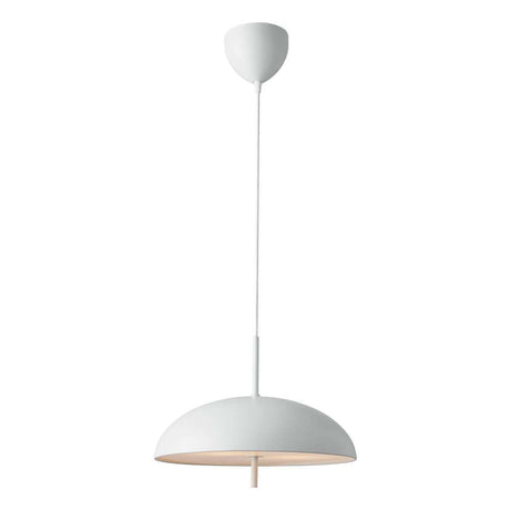 Pendelleuchte Versale 35 in modernem, skandinavischem Design mit rundem Lampenschirm und sanftem Licht.