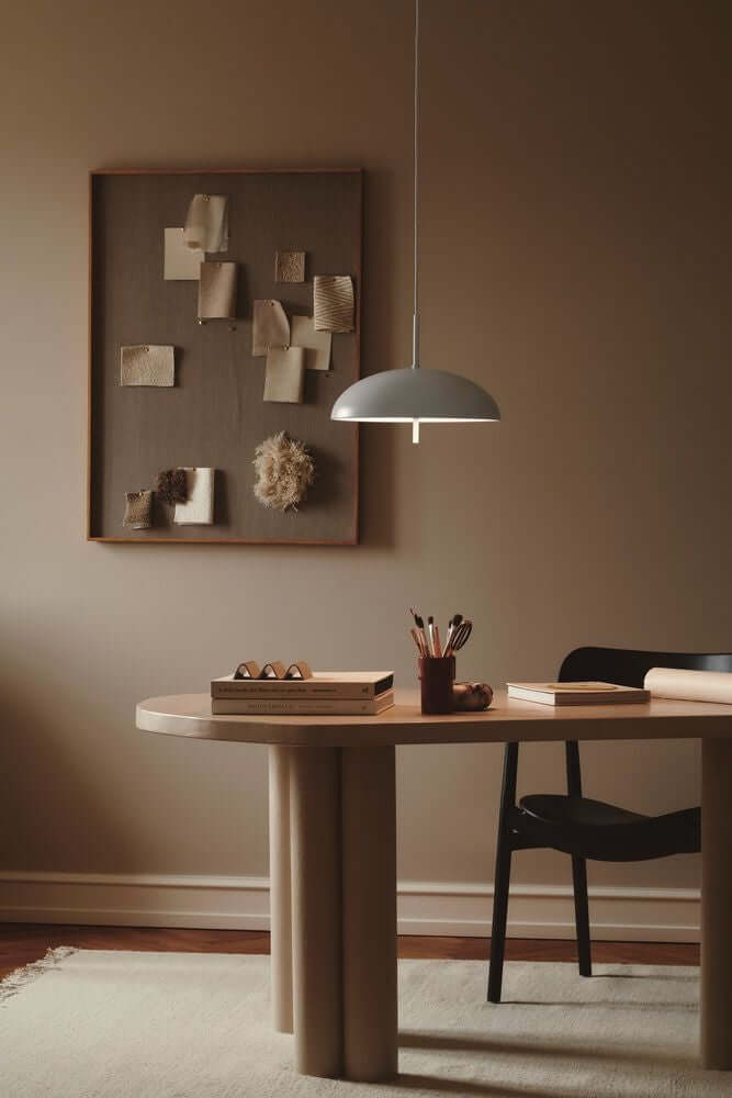 Pendelleuchte Versale 35 in einem minimalistischen Essbereich mit runder Lampenschirm und warmem Licht.