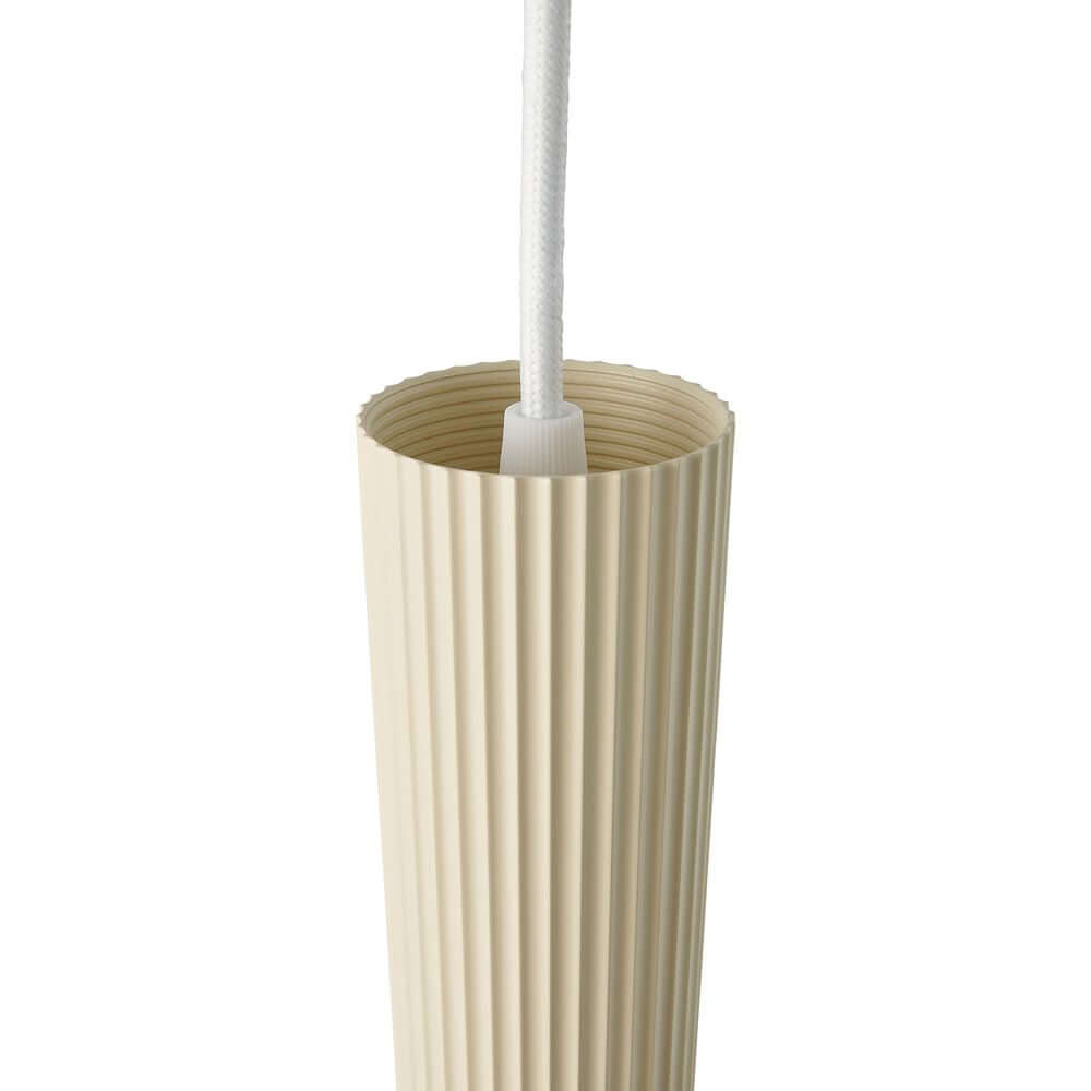Pendelleuchte Vico mit gerippter Oberfläche, die skandinavische Eleganz ausstrahlt und nach unten gerichtetes Licht abgibt.