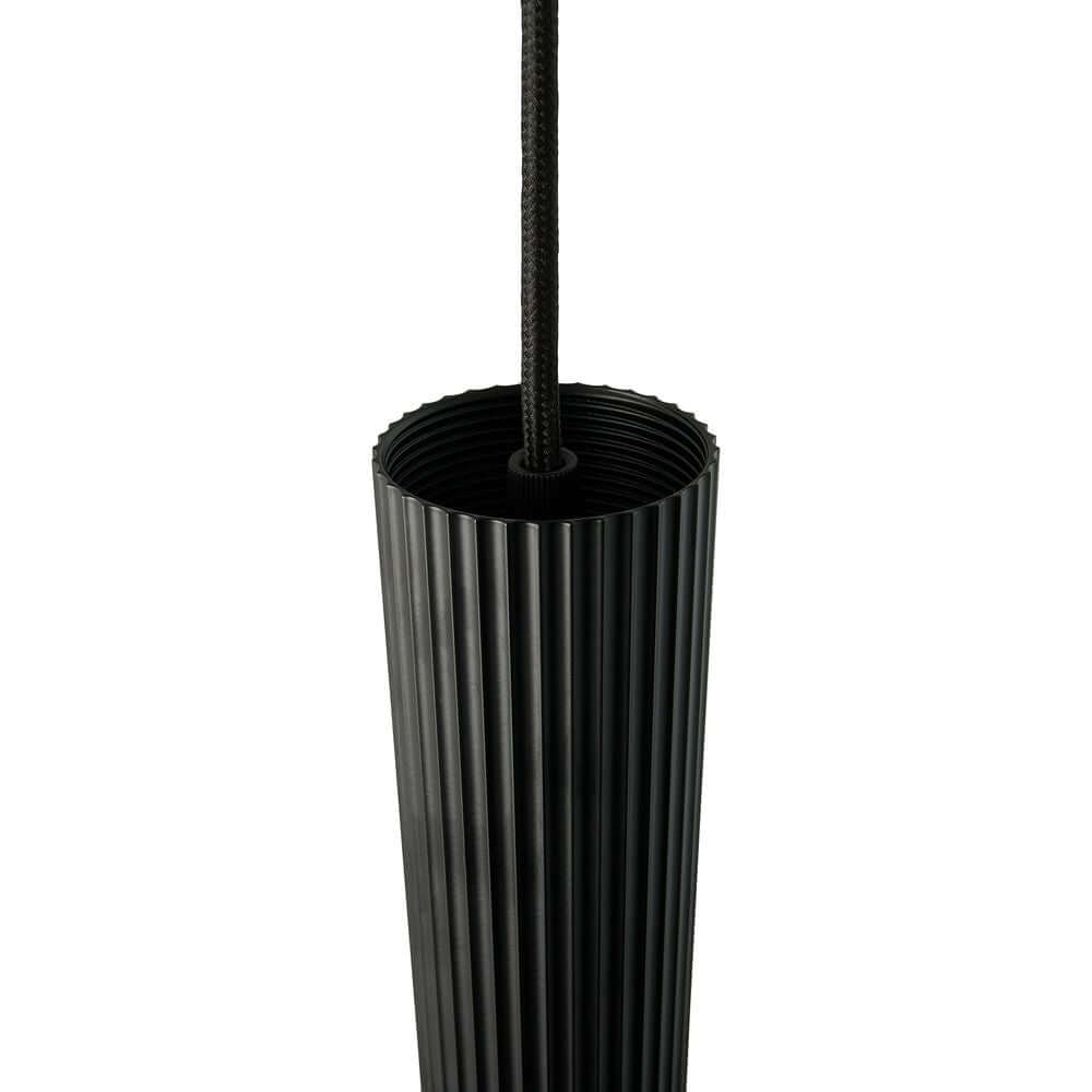 Pendelleuchte Vico in minimalistischer, gerippter Form für skandinavische Eleganz.
