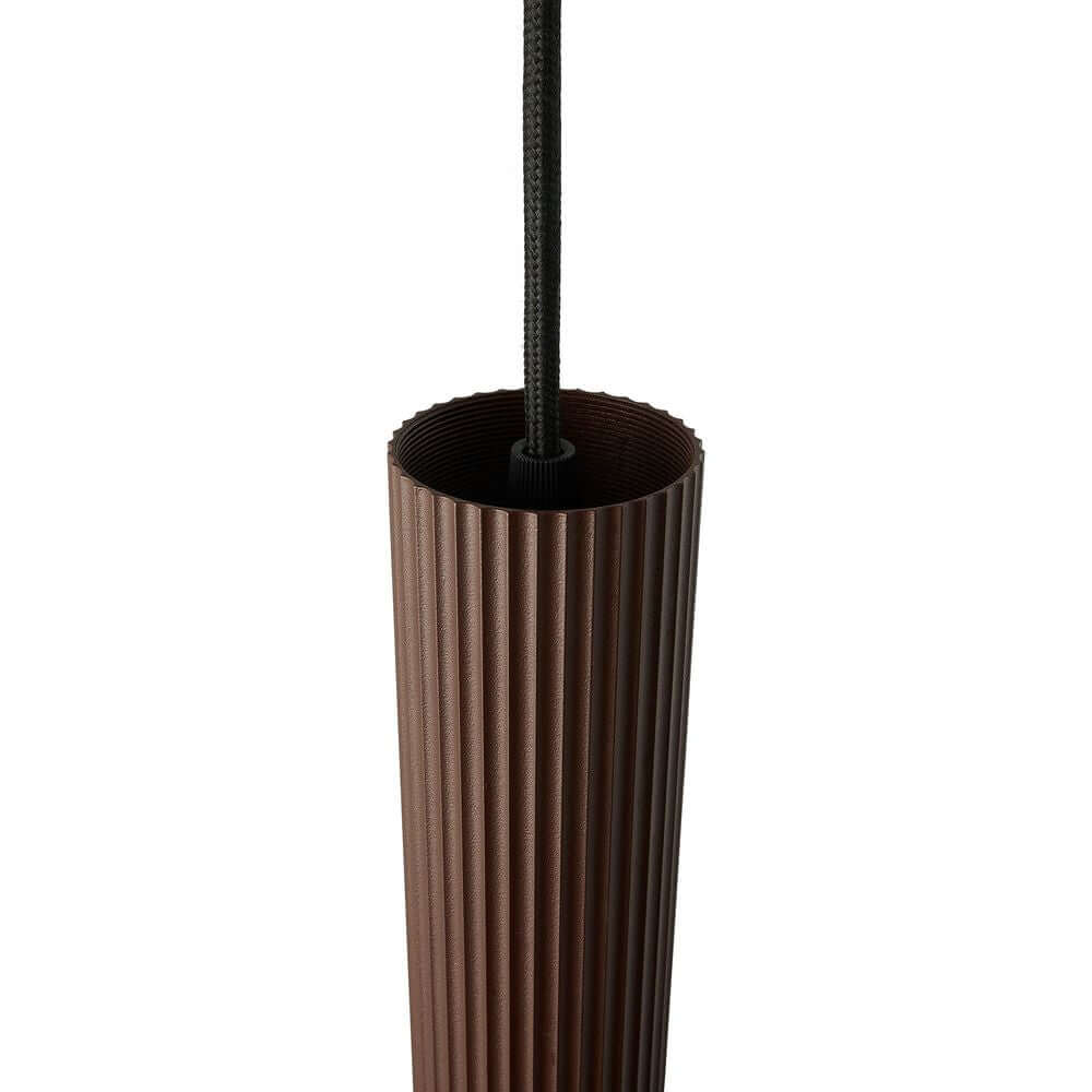 Pendelleuchte Vico mit gerippter Oberfläche in Braun, ideal für skandinavische Einrichtungselemente.