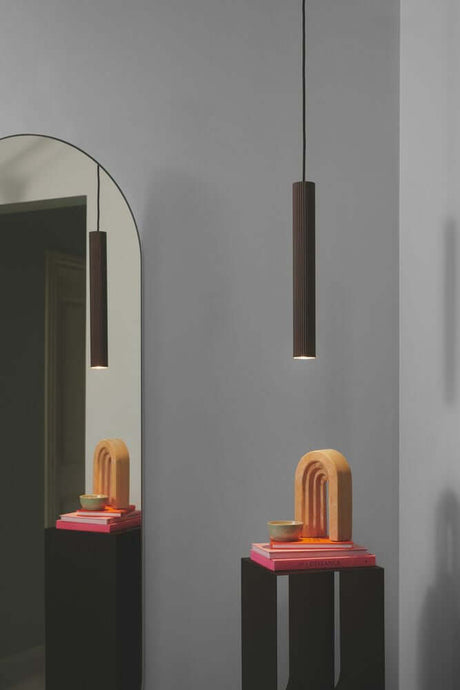 Pendelleuchte Vico im minimalistischen Raumdesign mit dekorativem Spiegel und geometrischen Elementen.