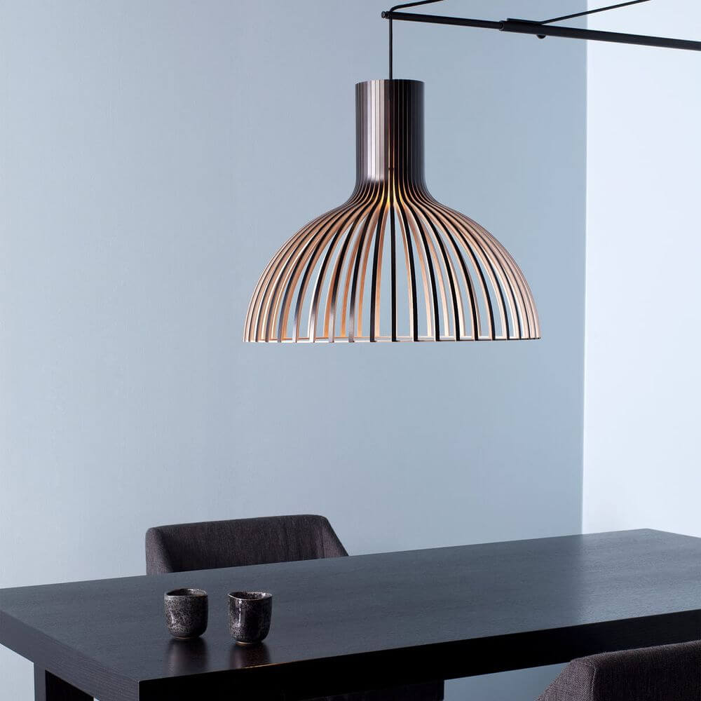 Pendelleuchte Victo 4250 aus Holz Ø 56cm über einem Tisch in modernem Wohnraum.