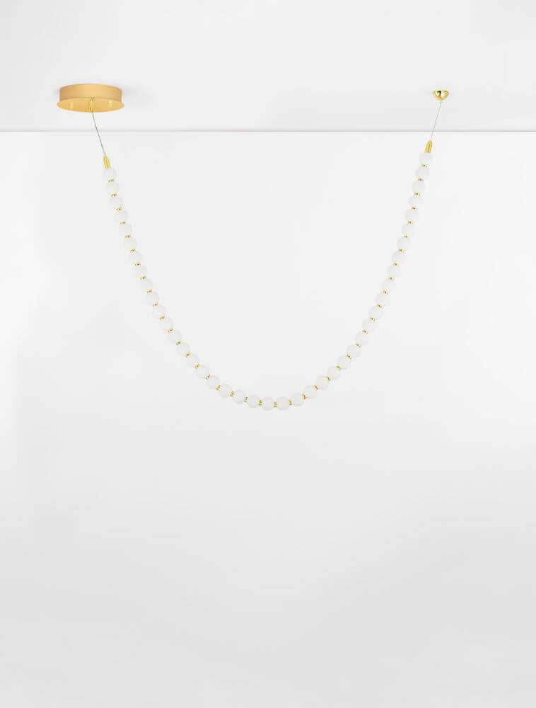 Perla LED Deckenleuchte 42-flammig 3000K Gold an der Decke mit goldener Befestigung.