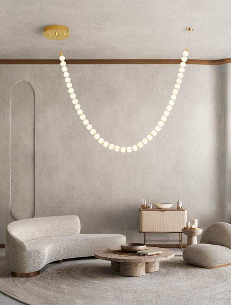 Perla LED Deckenleuchte 42-flammig 3000K Gold in modernem Wohnzimmer mit goldener Lichtkette