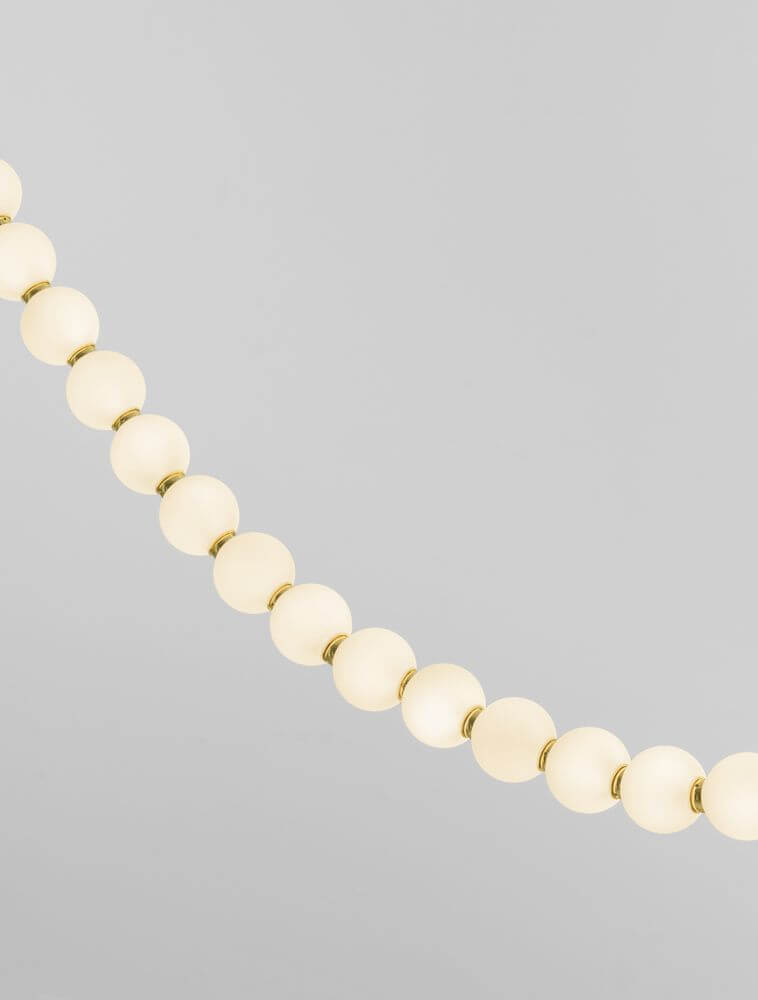 Perla LED Deckenleuchte 70-flammig 3000K Gold mit eleganten, goldenen Akzenten und stilvollen Lampenkörpern.