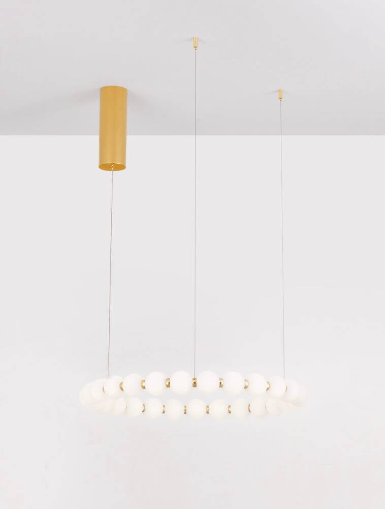 Perla LED Pendelleuchte 27-flammig Ø 62cm 3000K mit elegantem Design und opalenen Glaskugeln.