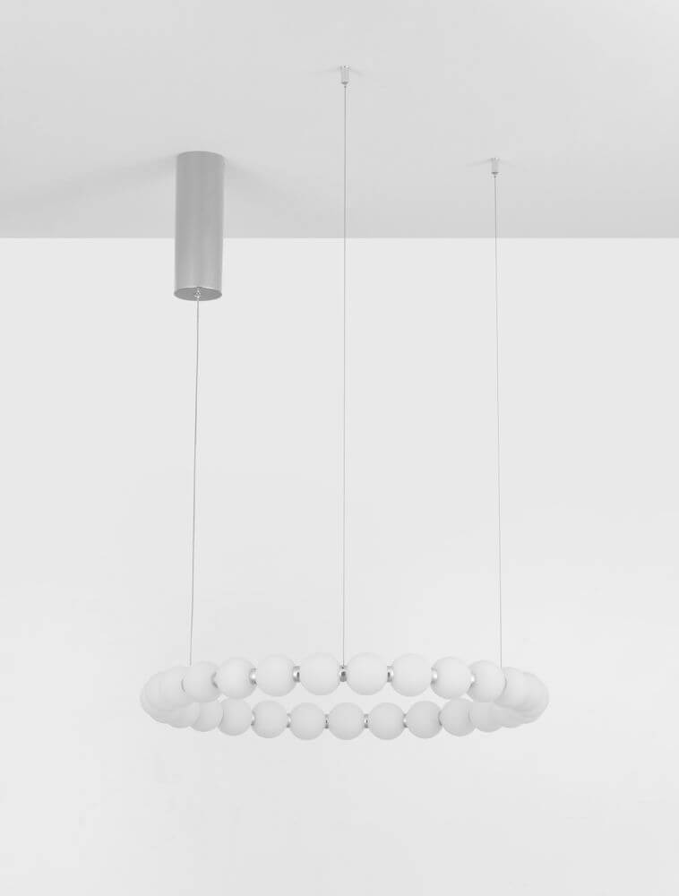 Perla LED Pendelleuchte 27-flammig Ø 62cm 3000K in stilvollem Design mit Opalglas und Chrommetall.