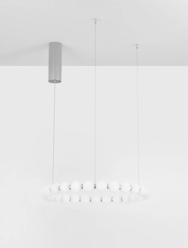 Perla LED Pendelleuchte 27-flammig Ø 62cm 3000K mit runder Form und schimmerndem Chrommetall.