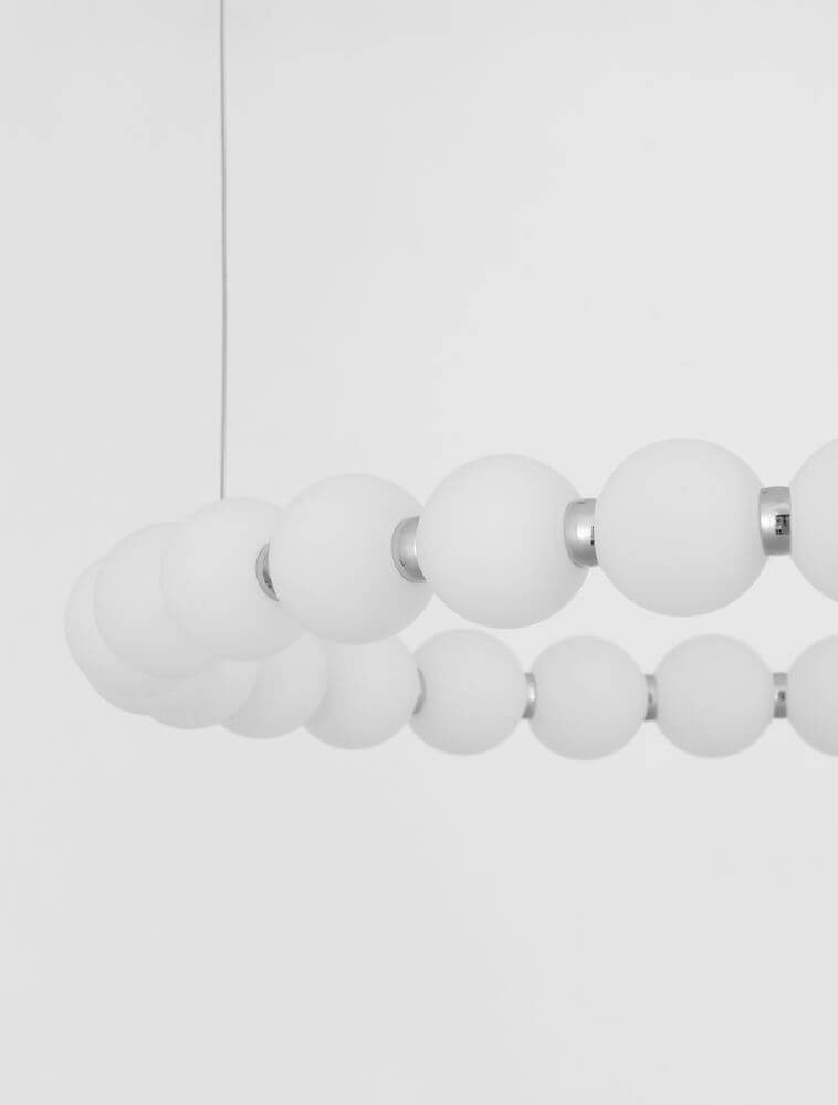 Perla LED Pendelleuchte 27-flammig Ø 62cm 3000K - elegante Hängelampe mit Opalglas und Chrommetall.