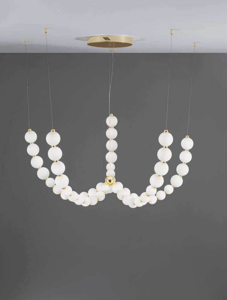 Perla LED Pendelleuchte 55-flammig Ø 118cm 3000K Gold mit goldfarbenem Metall und Opalglas