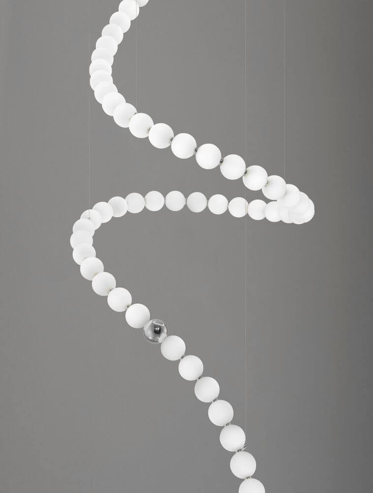 Perla LED Pendelleuchte 67-flammig Ø 79cm 3000K mit schlichten Opalglas-Elementen und modernem Design.
