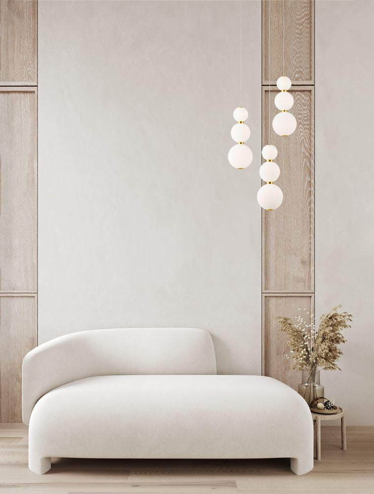 Perla LED Pendelleuchte 9-flammig Ø 31cm 3000K in elegantem Wohnraum über einem modernen Sofa.