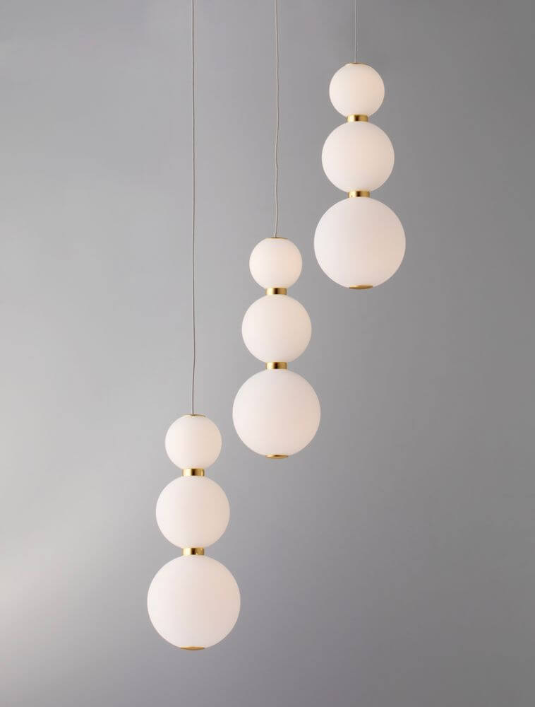 Perla LED Pendelleuchte 9-flammig Ø 31cm 3000K mit runden Opalglaslampen in elegantem Design.
