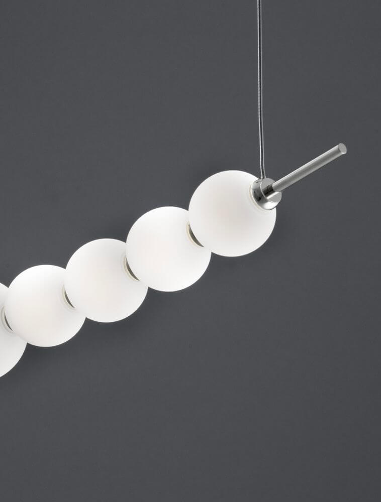 Perla LED Pendelleuchte Tiefbogen 13-flammig 3000K in modernem Design mit Opalglas und Chrommetall.
