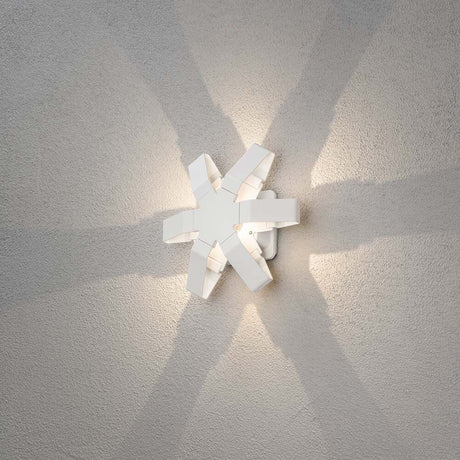 Lampa ścienna LED Pescara biała, przezroczysty akryl z nowoczesnym designem i delikatnym rozkładem światła.