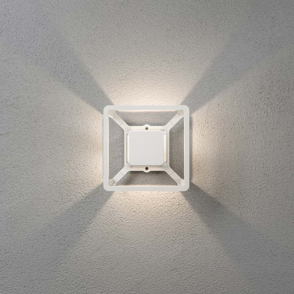 Pescara LED Außen-Wandleuchte Weiß, klares Glas an einer grauen Wand mit sanfter Beleuchtung.