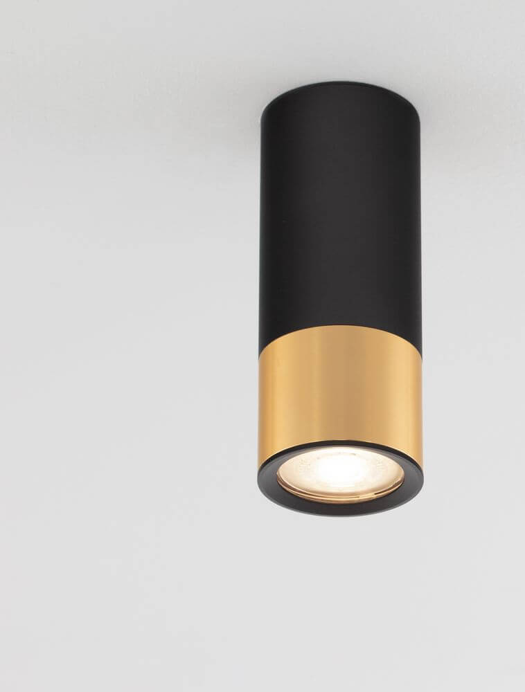 Alt Tag: Picto Deckenleuchte GU10 Ø 6cm Schwarz, Gold - minimalistische Deckenleuchte mit schwarzem Aluminiumzylinder und goldener Akzentblende, warmweißes LED-Licht