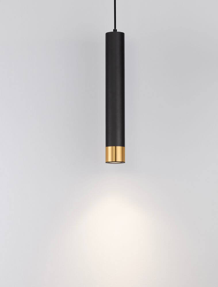 Picto Pendelleuchte GU10 Ø 6cm Schwarz, Gold hängende schwarze Zylinderleuchte mit goldener Kante, warmes Licht über weißer Wand