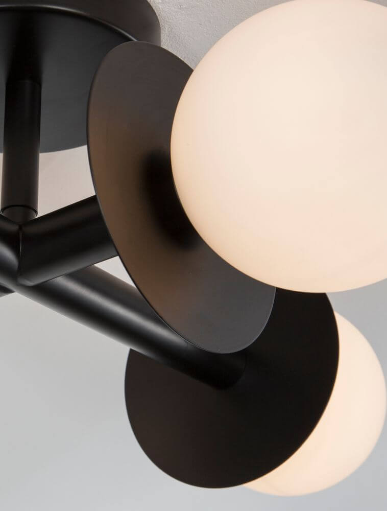 Nahaufnahme der Pielo Deckenleuchte G9 4-flammig mit modernem Design aus Metall und Opalglas.
