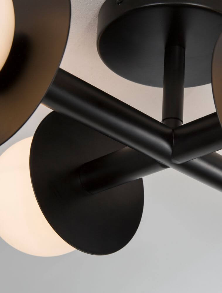 Pielo Deckenleuchte G9 4-flammig detailansicht mit modernem Design aus Metall und Opalglas.
