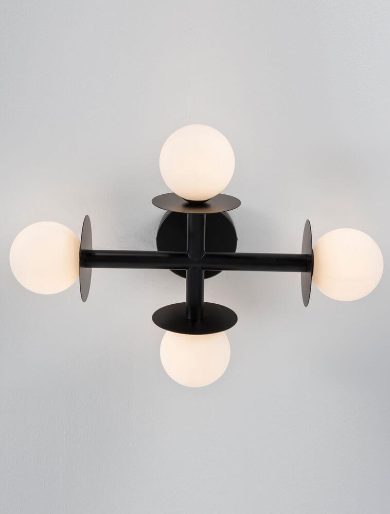 Pielo Deckenleuchte G9 4-flammig in modernem Design mit vier Opalglasschirmchen und schwarzem Metallgestell.