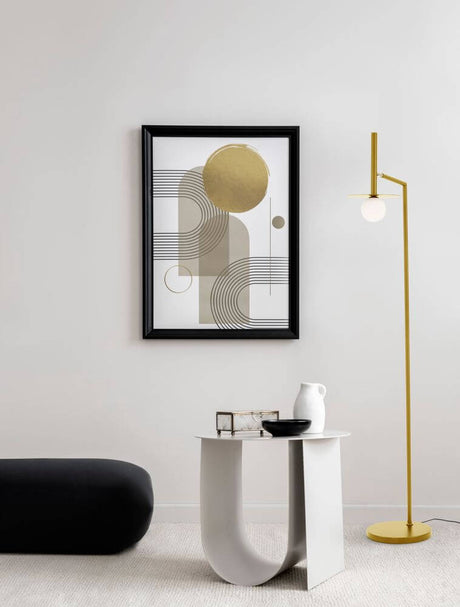 Pielo Stehlampe G9 H 165cm Ø 42cm neben modernem Kunstwerk und minimalistischer Einrichtung