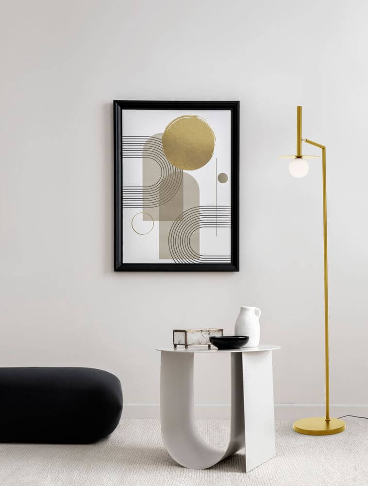 Pielo Stehlampe G9 H 165cm Ø 42cm neben modernem Kunstwerk und minimalistischer Einrichtung