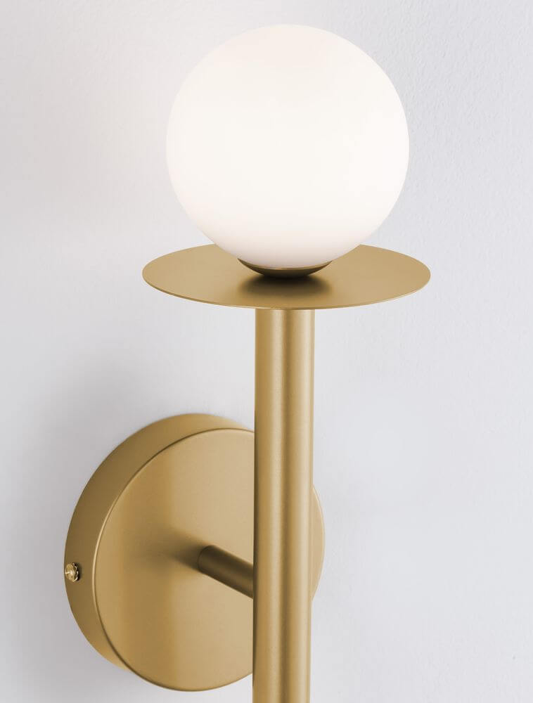Pielo Wandleuchte G9 H 45cm in modernem Design mit opalgläserner Kugel und goldfarbener Metallbasis.