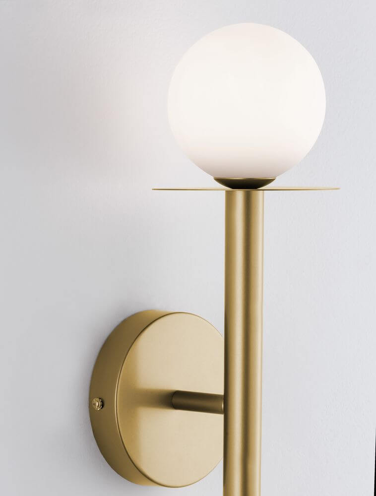 Pielo Wandleuchte G9 H 45cm in elegantem Design aus Metall und Opalglas an einer Wand.