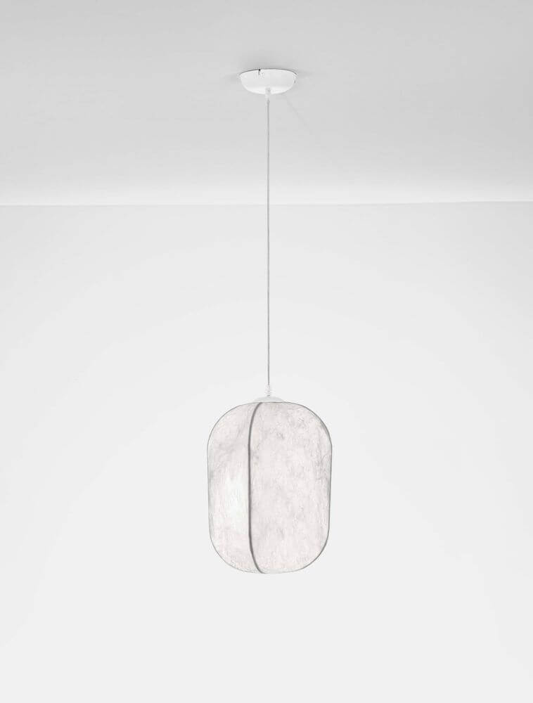 Elegante Pierida Pendelleuchte E27 Weiß in minimalistischer Design umgeben von hellem Hintergrund.