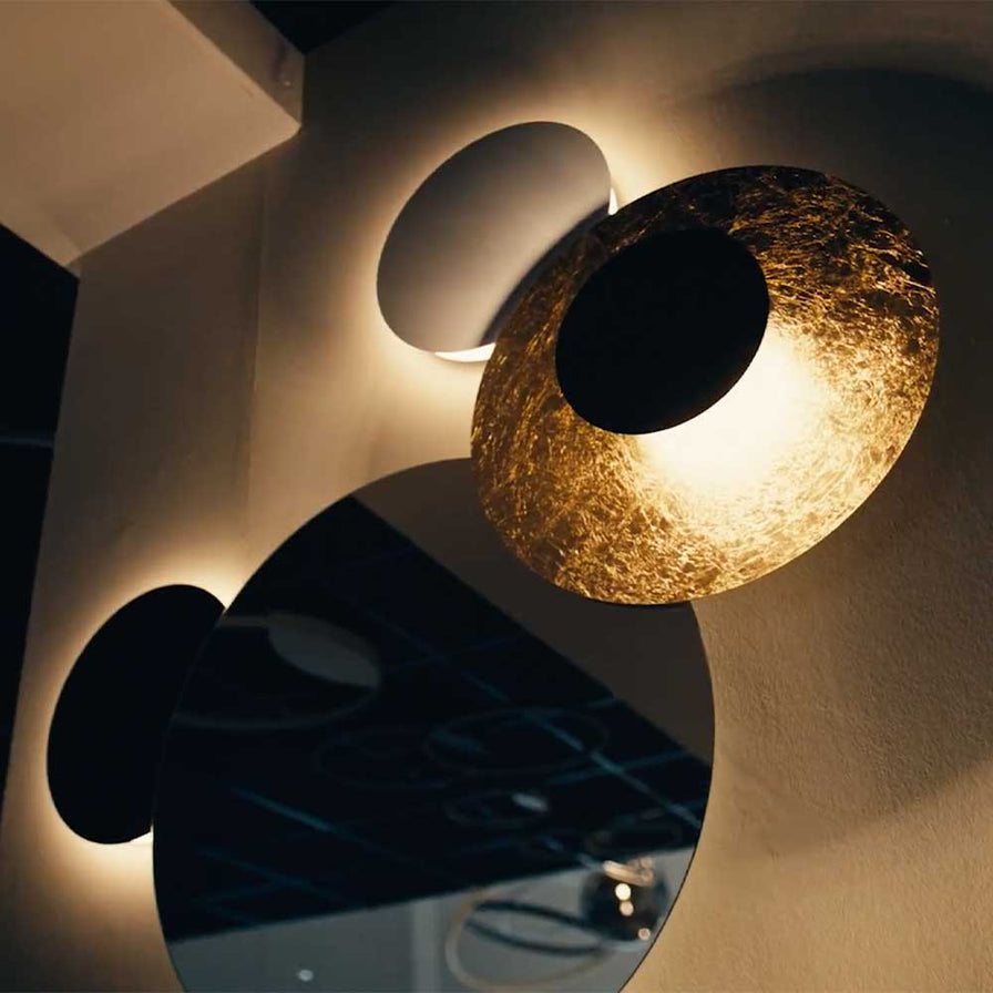 Moderne wandleuchte mit goldenem Lampenschirm und Spiegel, stilvolle Inneneinrichtung, s.luce Design.