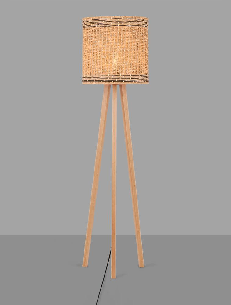 Plette Stehlampe Natur mit geflochtenem Lampenschirm und Holzbeinen für ein warmes Wohngefühl.
