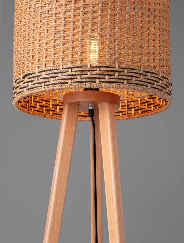 Plette Stehlampe Natur mit naturfarbener Wasserhyazinthe und Holzständer, sanftes Licht für eine warme Atmosphäre.