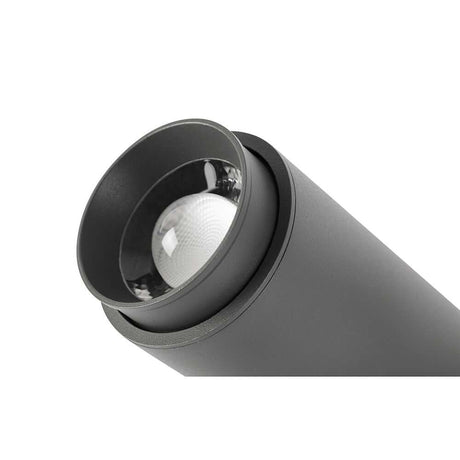 Plom LED Outdoor-Wandstrahler Zoom 18°- 45° IP54 Anthrazit - Fokus auf das LED-Licht und das Teleskopöffnungssystem.