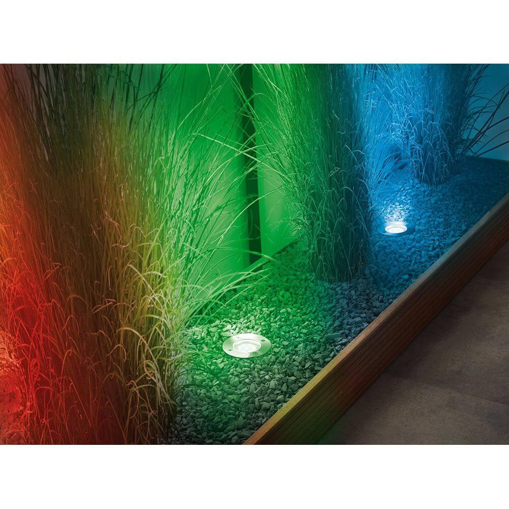 Plug & Shine LED Bodeneinbauleuchten mit RGBW-Farbwechsel in einem beleuchteten Garten.