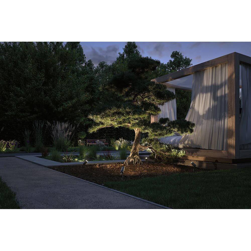 Plug & Shine LED Gartenstrahler Radix IP65 Grau beleuchtet Baum in Gartenlandschaft bei Nacht.