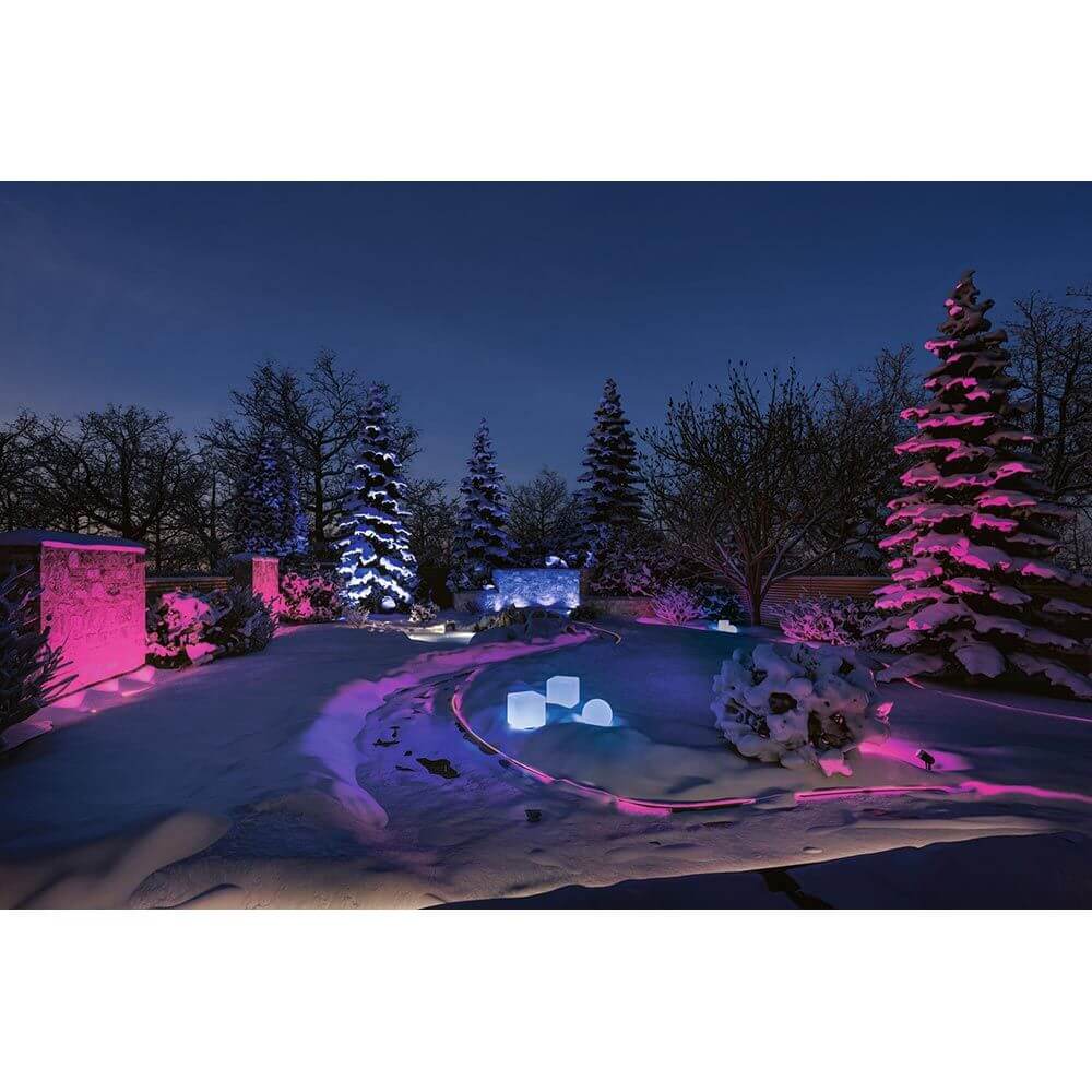 Beleuchteter Außenbereich mit Plug & Shine ZigBee Cube in einer Winterlandschaft bei Nacht.