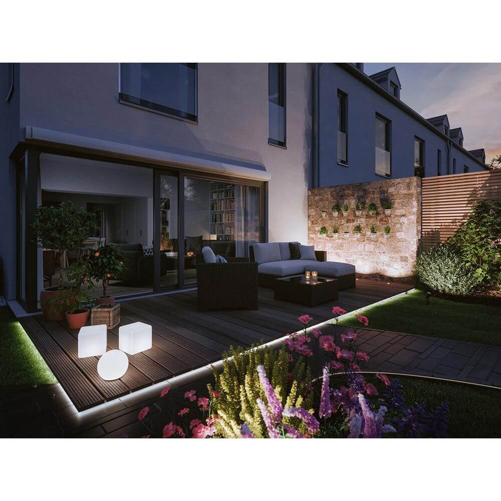 Plug & Shine ZigBee Cube im Garten, dekorativ beleuchtet mit buntem Licht und weißen LED-Modulen.
