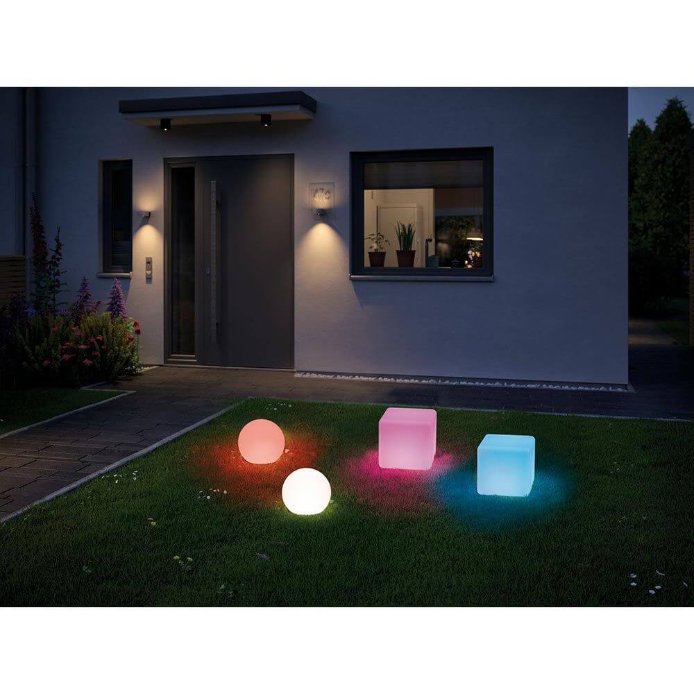 Beleuchtete Plug & Shine LED Cube und Kugel im Garten, ideal für Terrasse und Balkon.