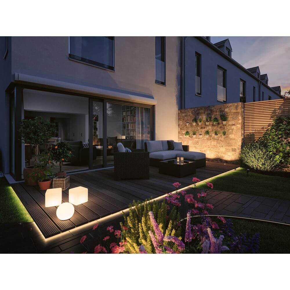 Beleuchteter Gartenbereich mit Plug & Shine LED Lichtobjekt Globe auf der Terrasse, umgeben von Pflanzen und modernen Möbeln.