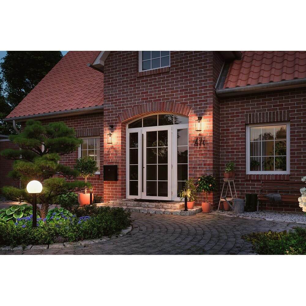 Plug & Shine LED Pollerleuchte Classic Anthrazit vor einem modernen Haus im Garten