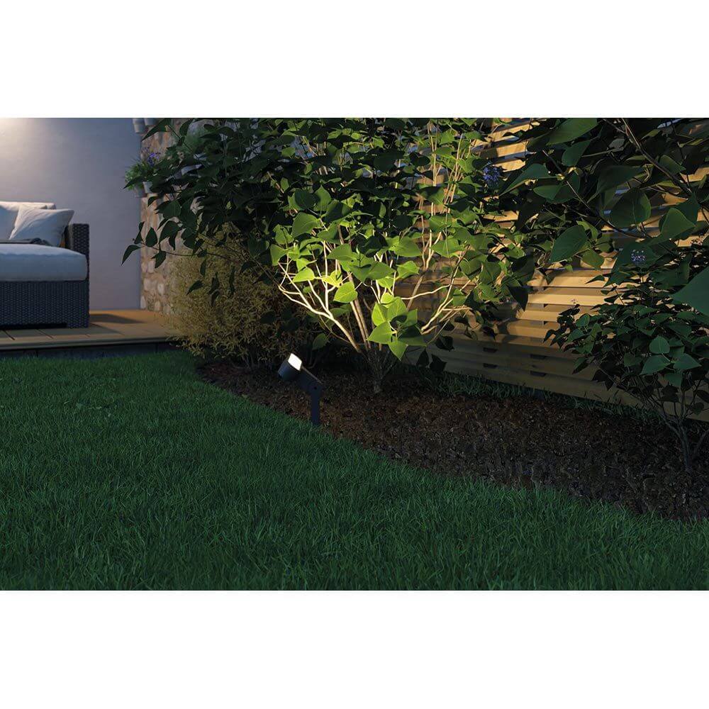 Plug & Shine LED Außen Bodenstrahler Ito beleuchtet Gartenbereich mit hochwertigem Licht.