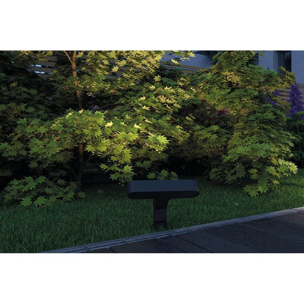 Plug & Shine LED Außen Bodenstrahler Ito im Garten, ideal für die Ausleuchtung von Pflanzen und Objekten.