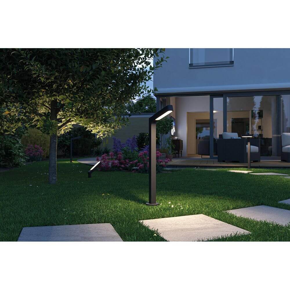 Plug & Shine LED Einzelstrahler Ito Anthrazit im Garten, ideal zur Beleuchtung hoher Objekte mit modernem Design.